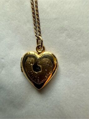 Vintage 1980’s Gold Tone Heart Locket Necklace